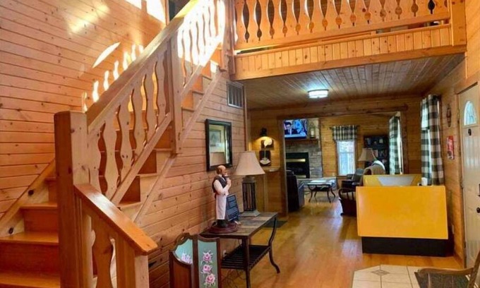 Avoca House | Marilyn's Cottage, Family Friendly, Park Setting, King Bed , Fire Pit, Pet Free