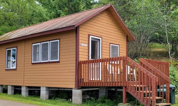 Ray Cabin | Marina View 1 Bedroom Sunset Cabin