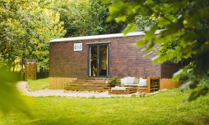 Cervena Voda House | Maringotka V mechu a kapradí s koupacím čanem