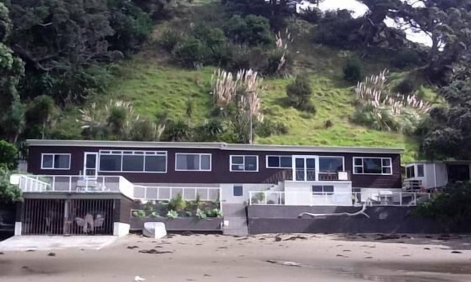 Mahurangi East House | Martins Bay - quiet Kiwiana Bach on the Beach - ideal for children