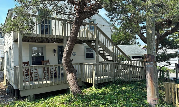 Ship Bottom Cottage | Marvelous 5-bedroom cottage one from ocean in Ship Bottom with AC, game room