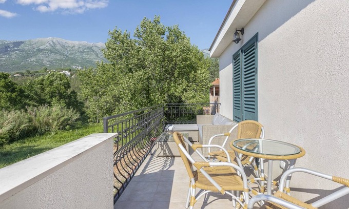 Radanovici Villa | Marvelous Villa with View and Jacuzzi in Kotor