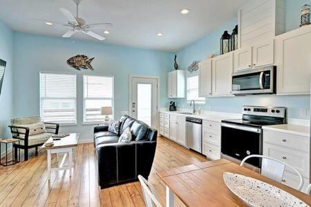Port Aransas House | Mary Lou's Hideout (11th St Bungalows #19)
