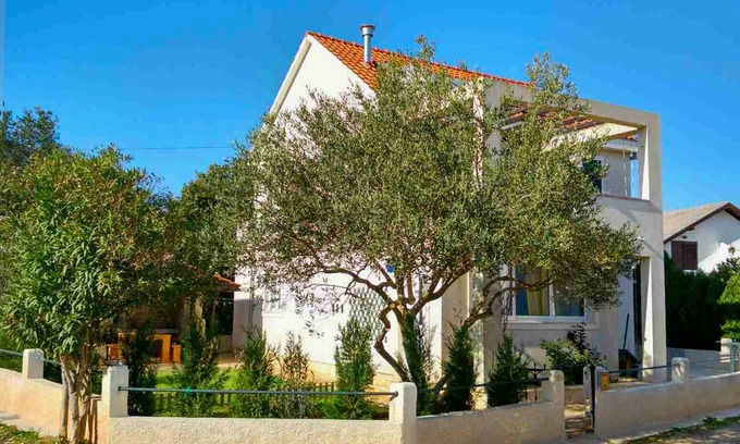Rudina Apartment | Maslina Tree House (Hvar) - Modern apartment with garden close to the sea