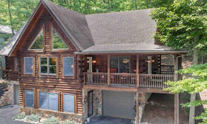 McGaheysville Cabin | Massanutten Resort log home slope views-Walk to slopes and amenities