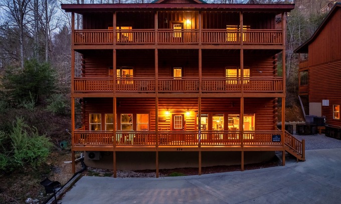 Gatlinburg - Pigeon Forge Cabin | Massive 6 Bedroom/8 Bath Cabin with Indoor Pool only 5 minutes to the Parkway