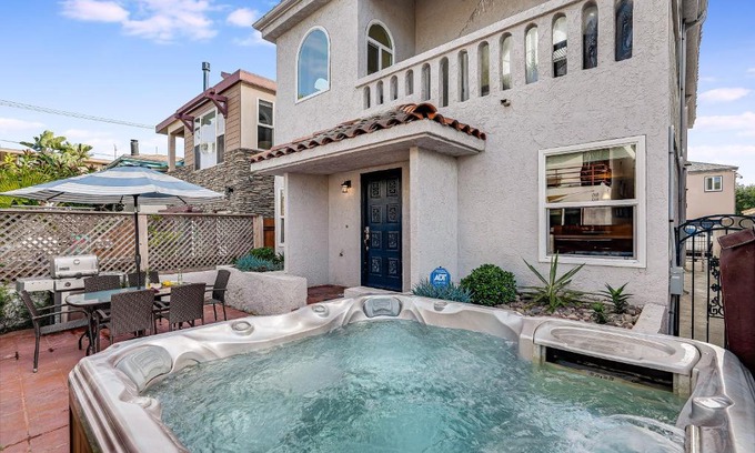 South Mission Beach House | Massive Beach Home w Stunning Rooftop, Parking, Spa, AC & Bay Views!