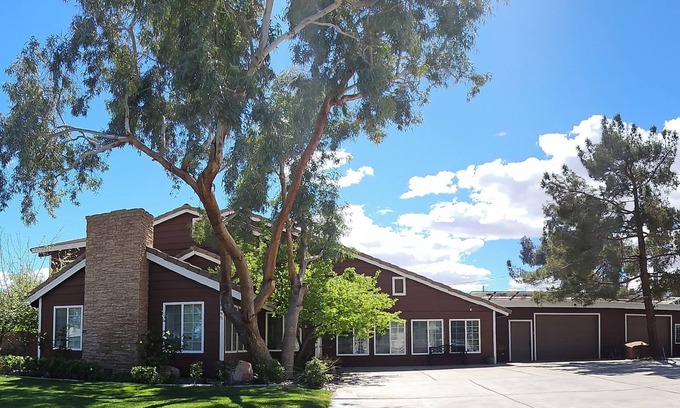 Spring Valley House | Masterpiece Retreat - a Corporate/Family Retreat- just 3-5 min to Strip/Airport
