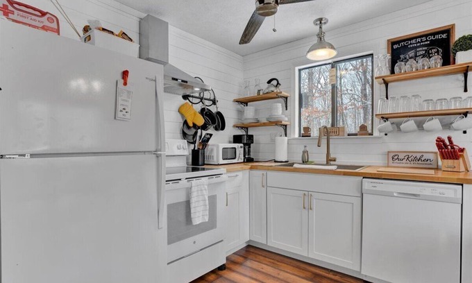 Rowland Cottage | Masthope Cottage - Hot Tub, Arcades, Ski, Pools, Lake, Tiki Bar, Restaurant