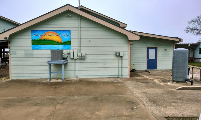 Elmaton House | MATAGORDA RIVERSIDE LODGE. Perfect for large groups, minutes from the beach!