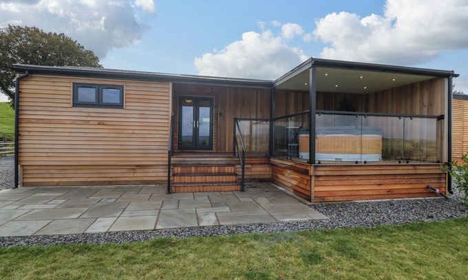 Llanelidan Cottage | MATH (LODGE 3), pet friendly, with hot tub in Corwen