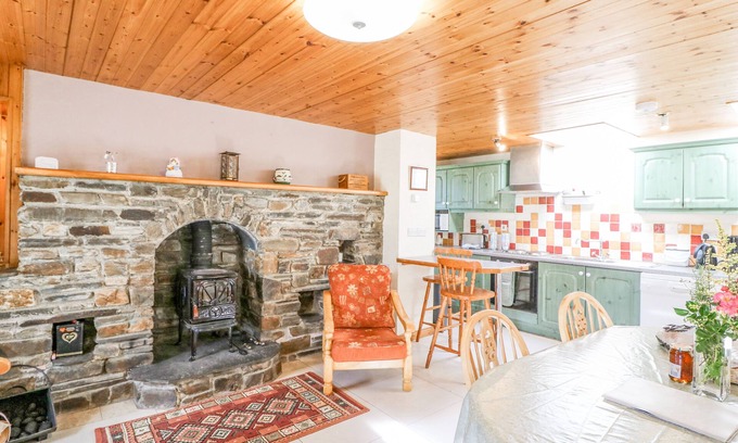 Leap House | MAULNAGIRRA, pet friendly, with open fire in Leap, County Cork
