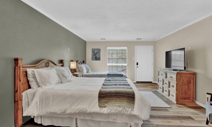 Canyon Lake Hotel | Maven's Inn & Grill