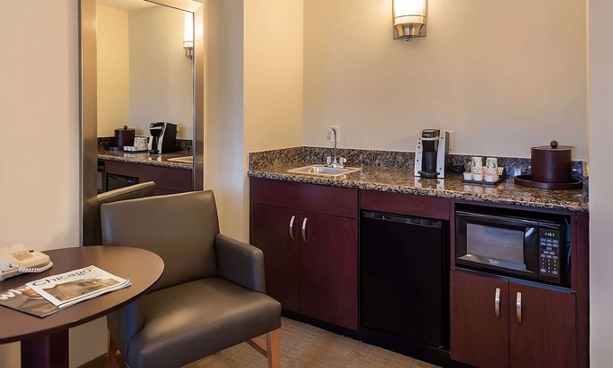 O'Hare Hotel | Maximum Comfort! With Airport Shuttle Service, Pets are Welcome!