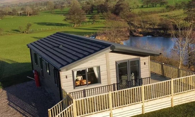 Fence Cabin | *MAY/JUNE discounts available in Luxury 3 bedroom, pet-friendly lodge.*