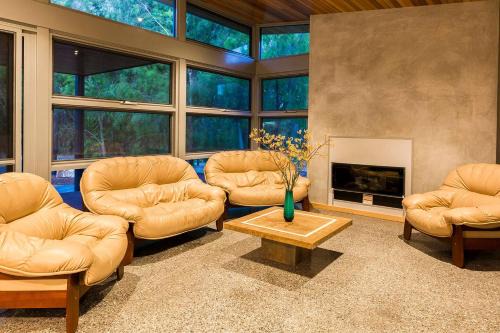 Dunsborough House | Maybrook - Minutes from Meelup Beaches and Dining