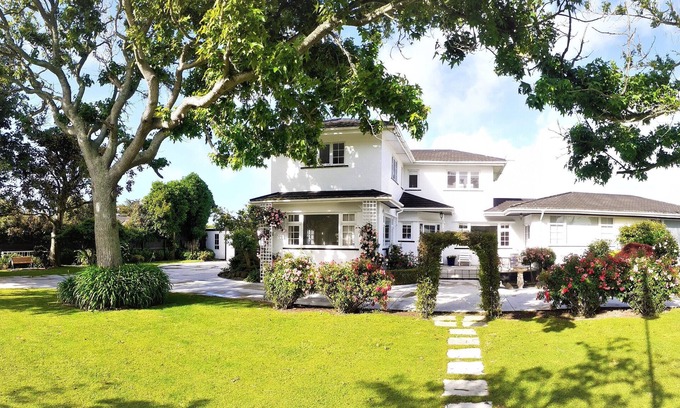 Hawera House | McArthur Park with views of Mt. Taranaki