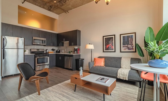 Near South Side Hotel | McCormick 2B/2Ba for up to 8 guests w Opt Parking