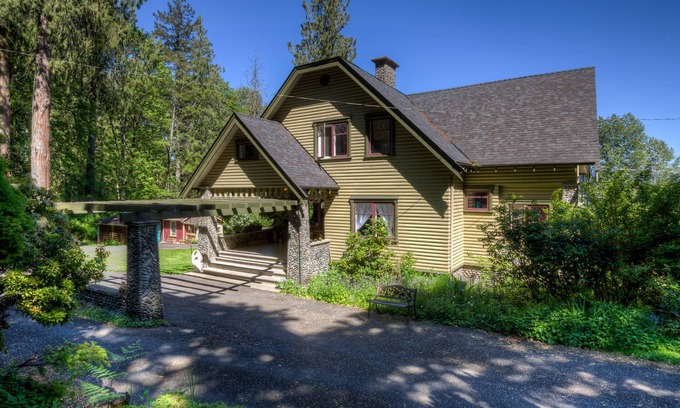 Duncan Bed & Breakfast | McLay Heritage Guest House c1895