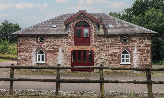 Llanarthney Cottage | MEADOW COTTAGE, pet friendly, with open fire in Llanarthney