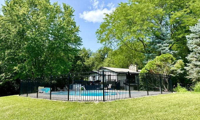 Colgate House | Meadow Hill: Central 3/3 | 2 Fenced Acres |Pool | Walk to Beach