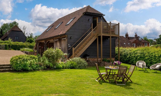 Langton Green Apartment | Meadow Loft - One Bedroom Apartment, Sleeps 2