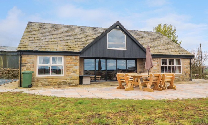 Accrington Cottage | MEADOW TOP FARM BARN, family friendly, with hot tub in Clitheroe