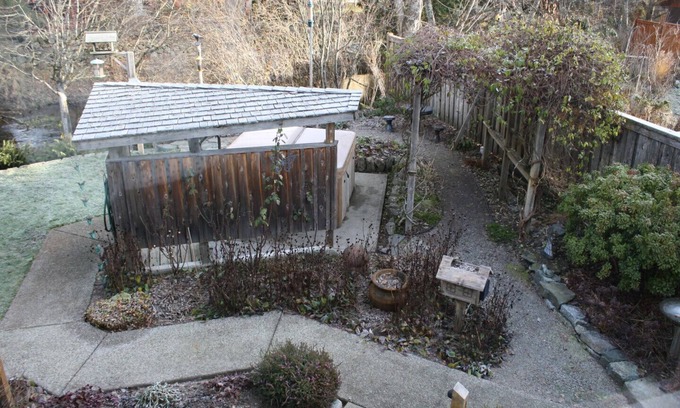 Brackendale House | MeadowBrook Suite Deluxe 2 BDRM w/Yard and Hot Tub