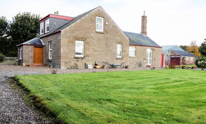 Coupar Angus House | MEADOWSIDE FARM, family friendly, with open fire in Coupar Angus