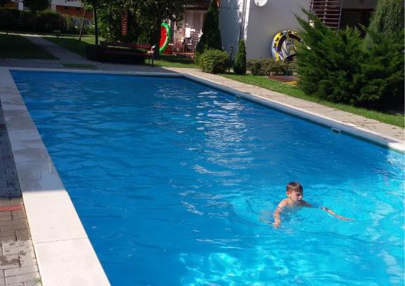Siofok-Szabadifurdo Apartment | medencés önálló 4 fős 2 légterű, felszerelt földszinti apartman, terasszal, wi-fivel, 30 méterre a strandtól