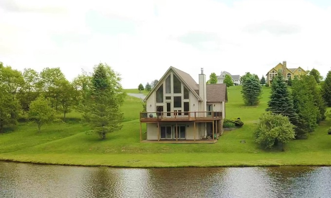 Davis Cabin | Meet Bessie, your upscale cabin at the lake.