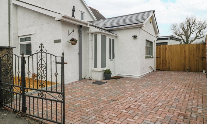 Hirwaun Cottage | MEILLION, pet friendly, with a garden in Hirwaun