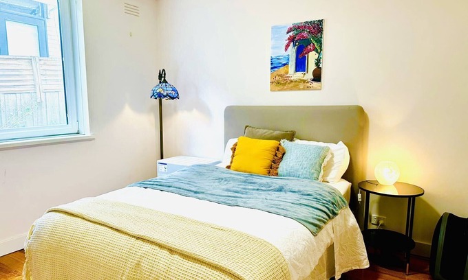 Hawthorn House | Melbourne: Air-conditioned, balcony, garden. Close to Rod Laver Arena and MCG.