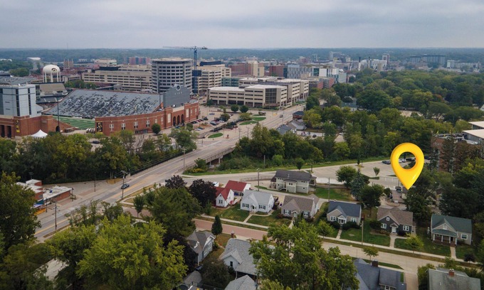 University Heights House | Melrose Place - Kinnick's Best Game Day Experience