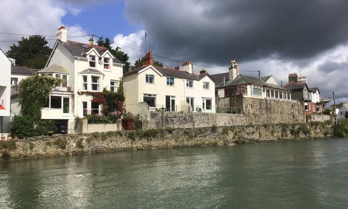 Bangor House | Menai Bridge Lovely seafront cottage with beautiful views of the Straits