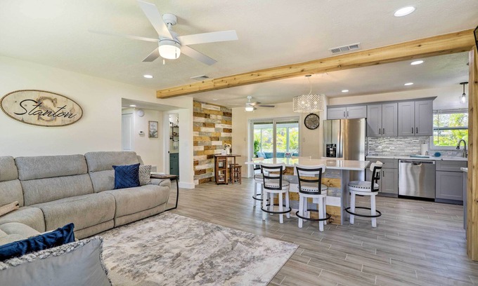Hampton Homes House | Merritt Island Home w/Spa - 8 Mi to Cocoa Beach!