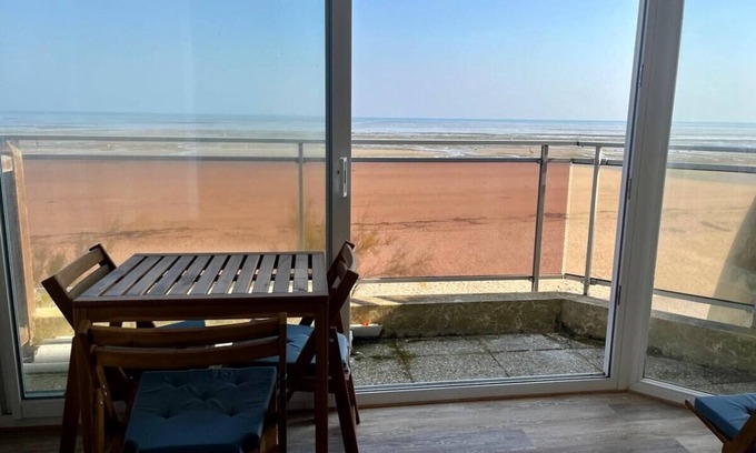 Bernieres-sur-Mer Apartment | Mettons les voiles - Sea view apartment with loggia