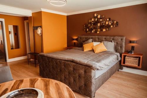 Lommel Hotel | mi casa naranja