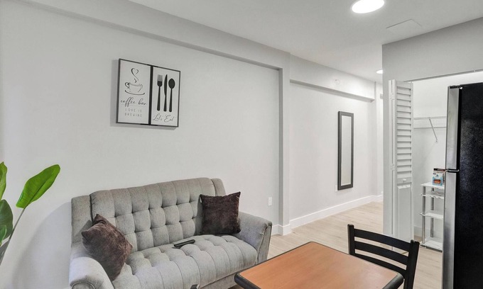 North Miami Beach House | Miami Guest Suite with AC/WI-FI