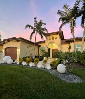 Reddick Villa | MIAMI LUX Villa 4BR FREE parking, Pool, Jacuzzi, Near Airport