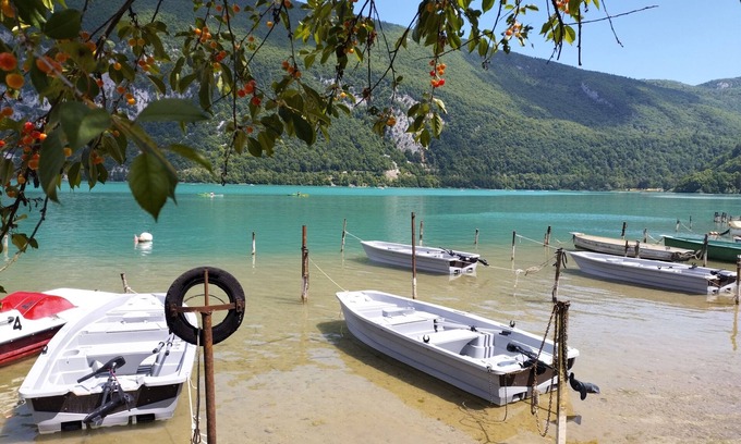 Novalaise Ski Chalet | michigan-Chalet-Comfort-Ensuite with Shower-Lake view