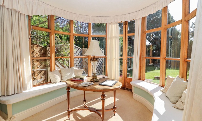 Mickle Trafford Cottage | MICKLE TRAFFORD MANOR, pet friendly, with hot tub in Chester