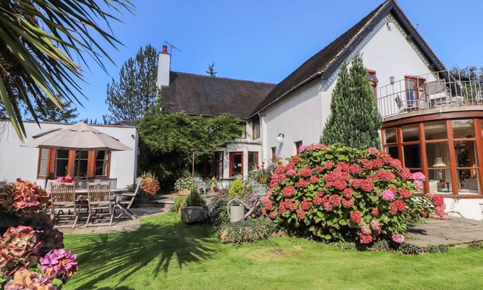Mickle Trafford Cottage | MICKLE TRAFFORD MANOR, pet friendly, with hot tub in Chester