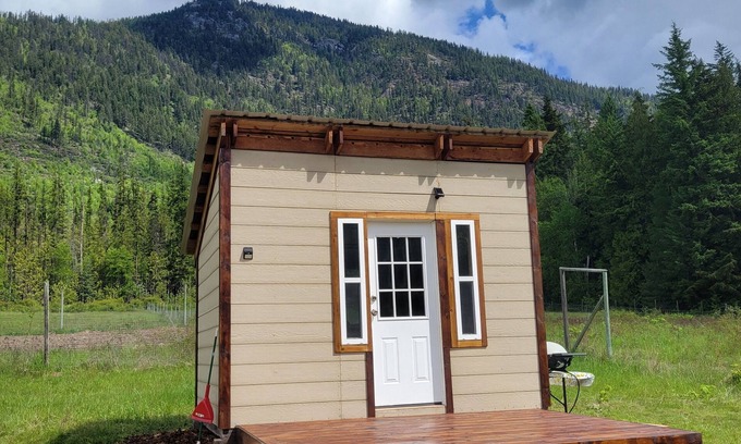Nakusp Cabin | Micro cabin with stunning mountain views, close to Arrow lake/pet friendly!