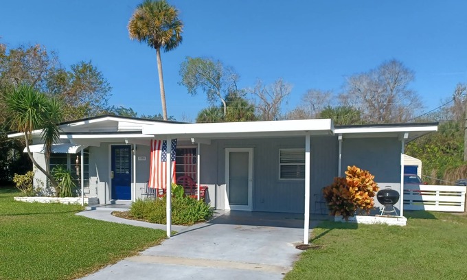 Whispering Oaks House | Mid Century Charm! KSC,Port Canaveral,Cocoa and Bio-Lume Kayak,Pet Friendly!