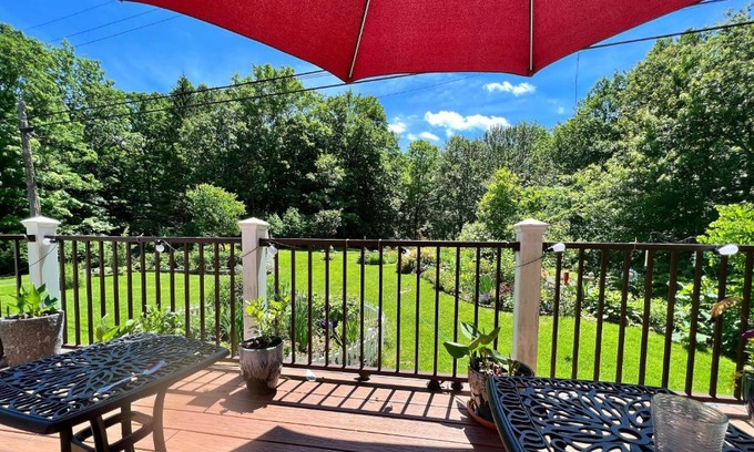 Staatsburg Apartment | Mid-Century DJs Dream near Rhinebeck