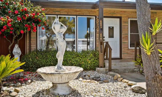 East San Mateo House | Mid Century Garden View Home Parking