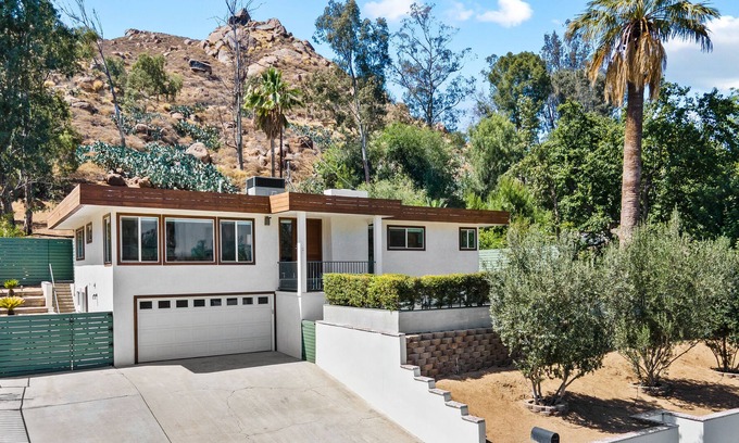 Downtown Riverside House | Mid Century Hilltop Getaway (Entire Home)