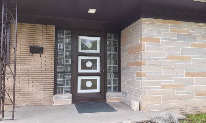 Centerville House | Mid Century Modern-close to city park and pool.