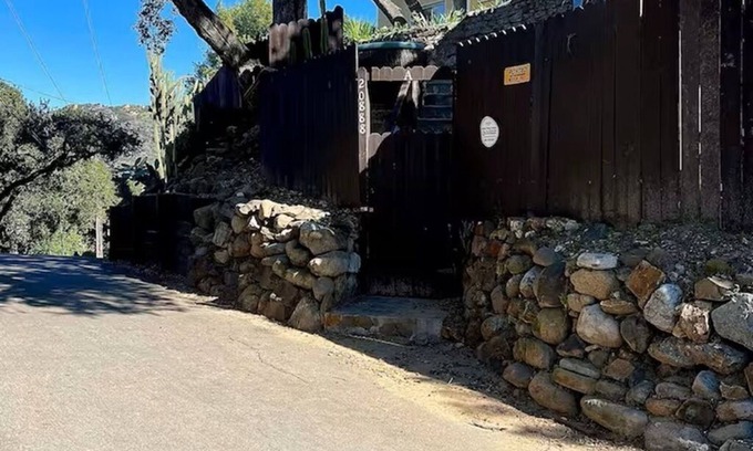 Topanga House | Mid Century Modern Bungalow just steps from Topanga State Park